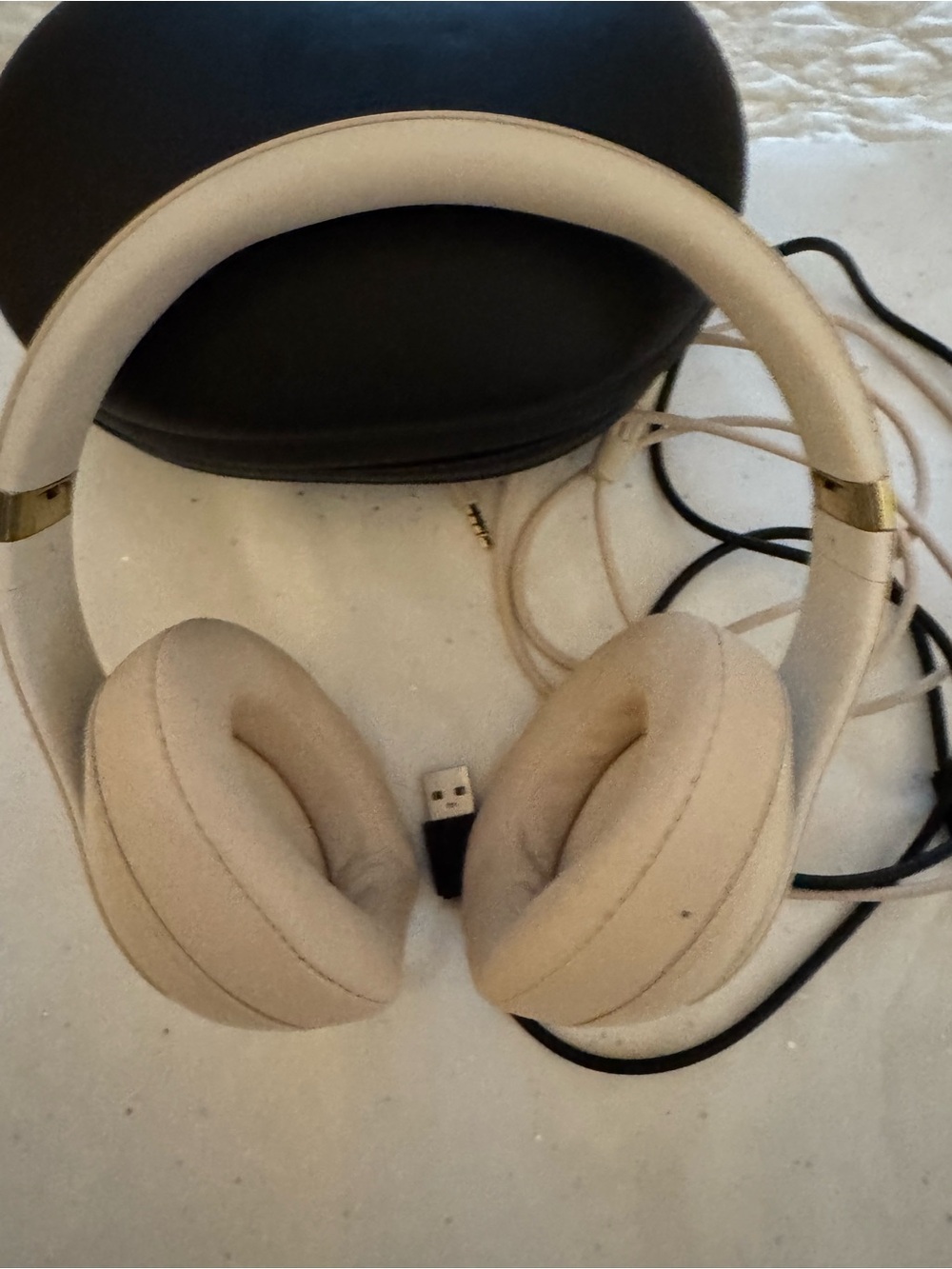 Beats Studio 3 by Dre Noise Cancel Over-Ear Wireless Headphones in Cream w/Gold - Picture 4 of 6